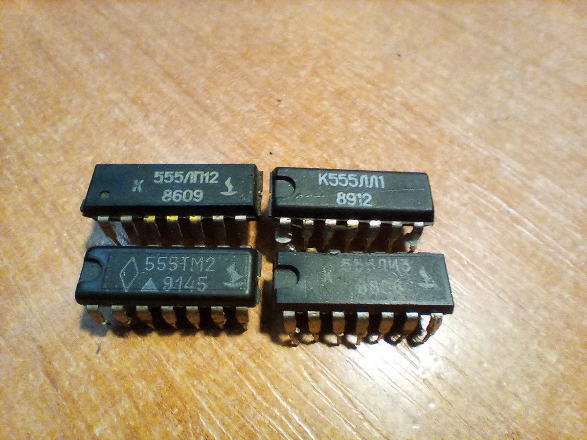 у ЛП12 видно что-то жёлтое.