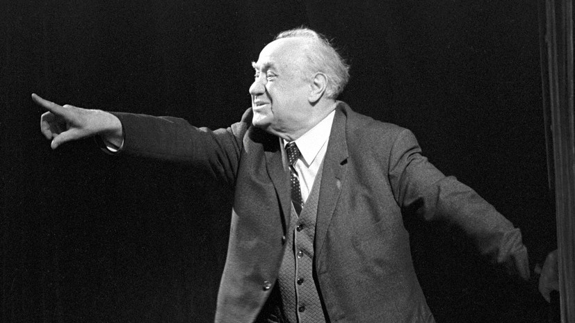     «Встречая на улице незнакомых людей, я вижу, как теплеют их глаза, как разглаживаются морщинки у рта и как вдруг собираются весёлые складки у глаз. Для меня это высшая награда — приносить людям радость!» — писал Михаил Жаров в мемуарах  Александр Невежин/РИА Новости