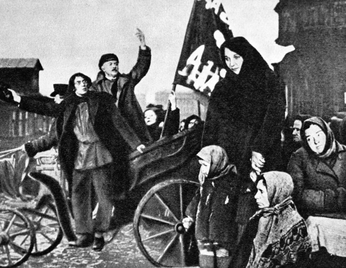    Окончательно и бесповоротно Жаров влюбился в кинематограф после участия в массовке оперы Кюи «Капитанская дочка» по одноимённому роману Александра Пушкина / РИА Новости