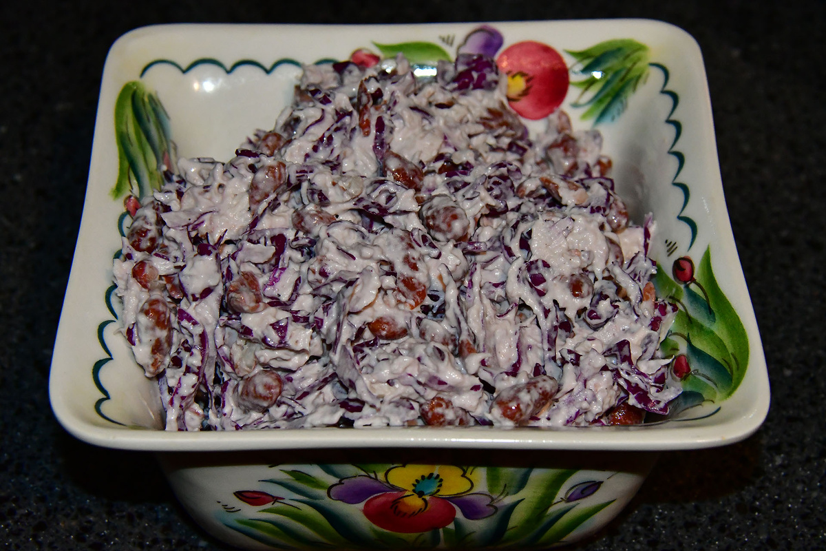 Салат из краснокочанной капусты с курицей