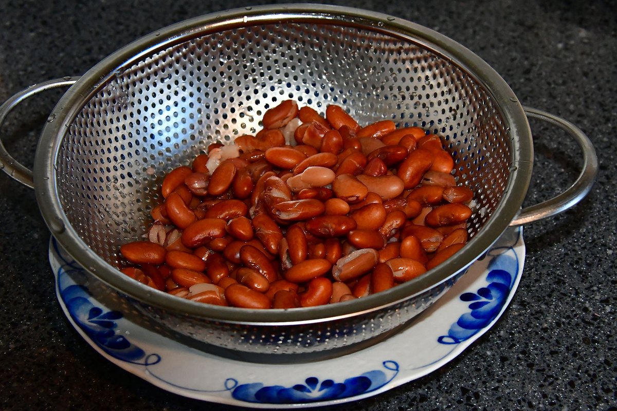 Отварную фасоль откидываем на дуршлаг
