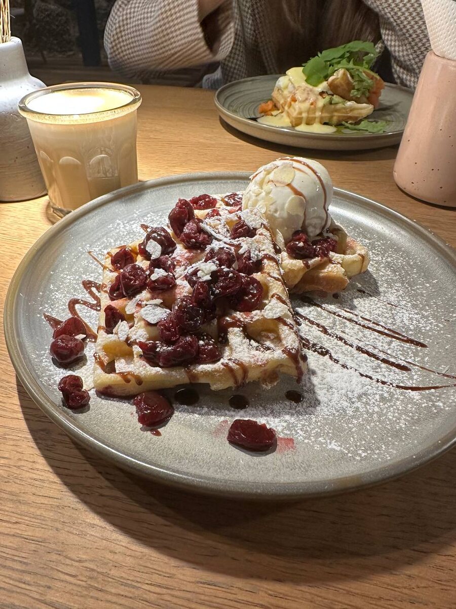 Вафли были вкусные, как и кофе. 