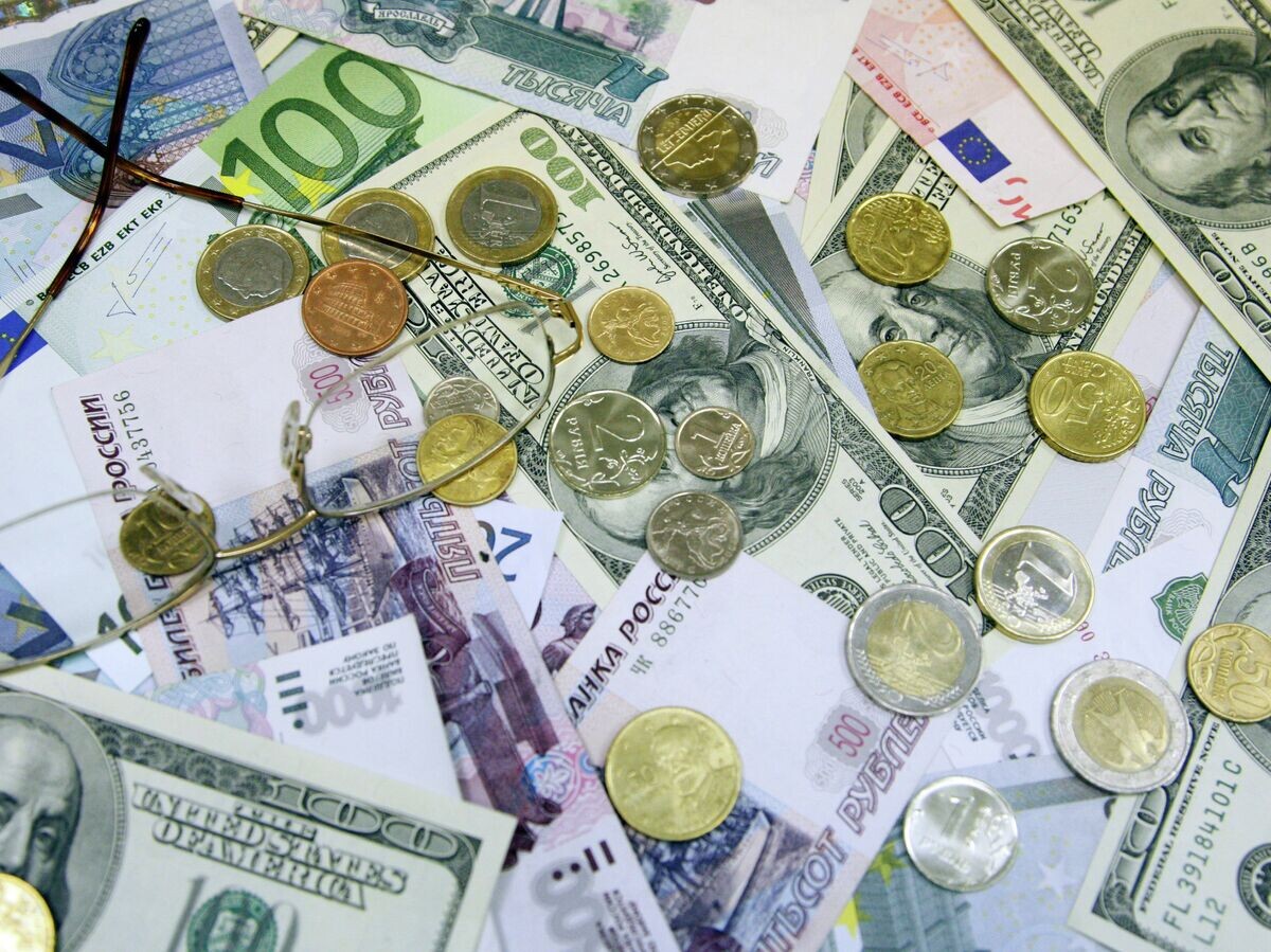    Денежные купюры и монеты: доллары США, евро, рубли© РИА Новости / Антон Денисов