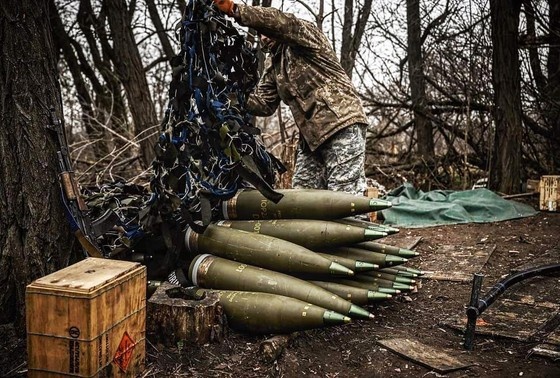    Военнослужащий вооруженных сил Украины в зоне боевых действий