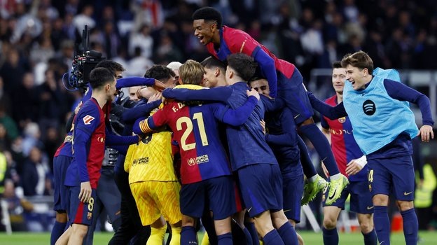    Футболисты «Барселоны» празднуют победу над «Реалом». 26 октября 2024 года. Reuters