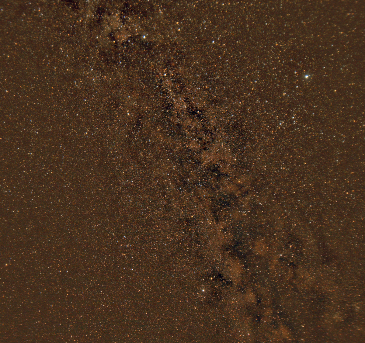 Участок Млечного Пути в районе созвездий Лебедь , Орёл и Лира , астеризм Летний Треугольник .