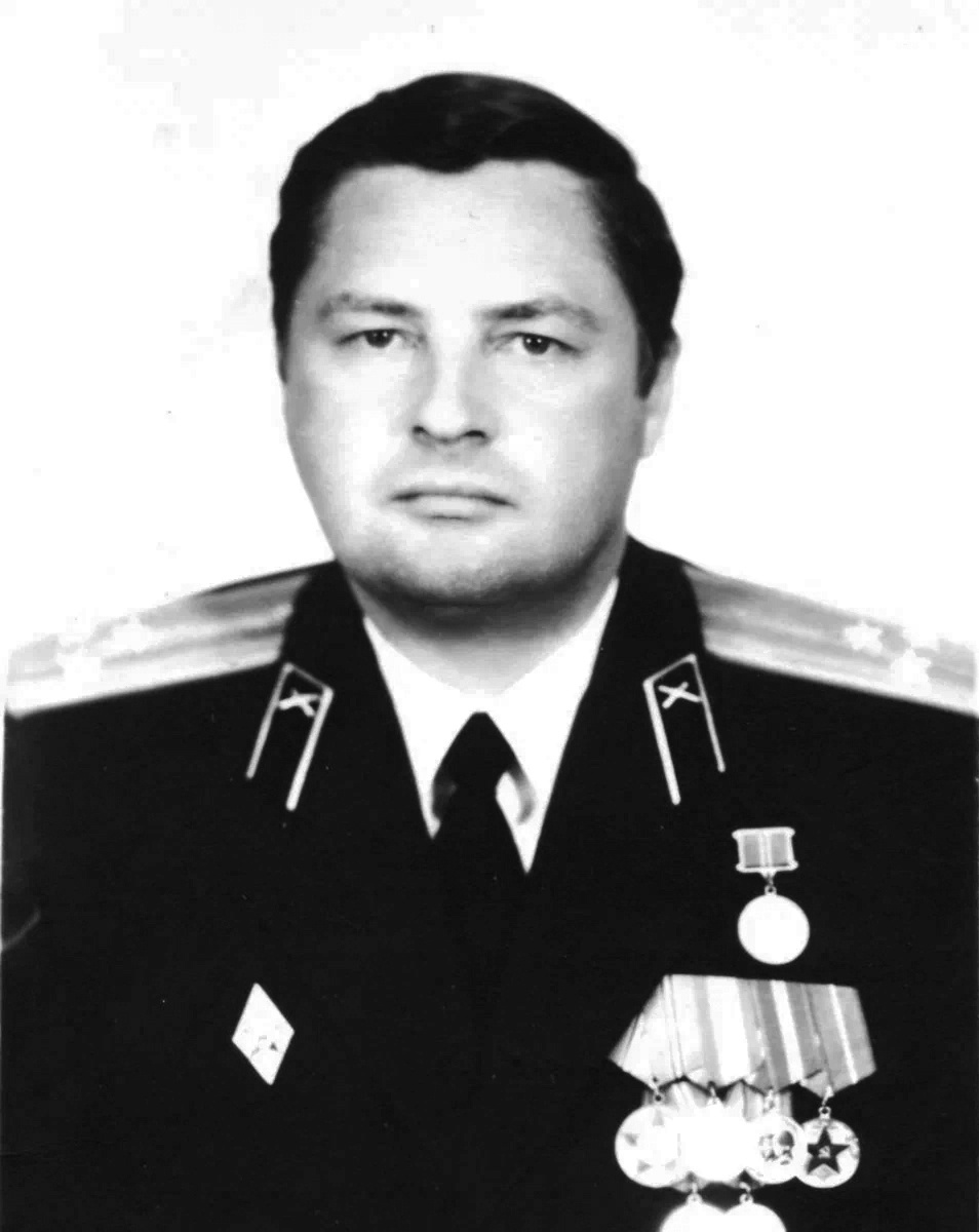 командир части полковник Иншаков Юрий Тихонович.