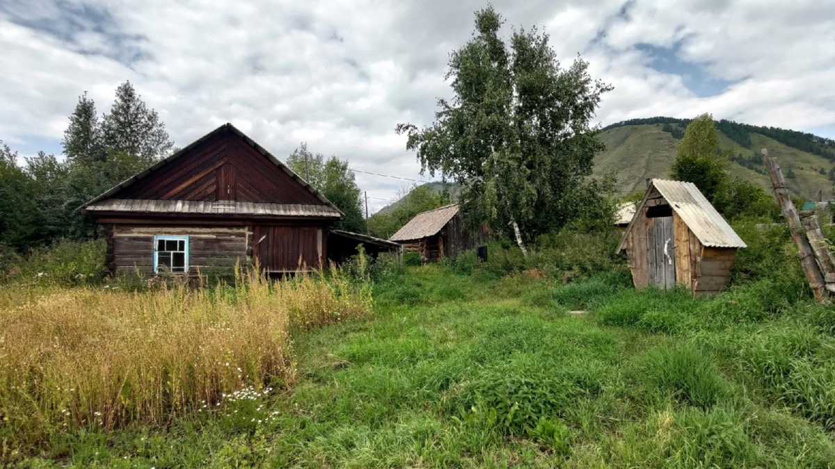 Село Чендек, республика Горный Алтай. Слева дом, посередине баня, а справа туалет 