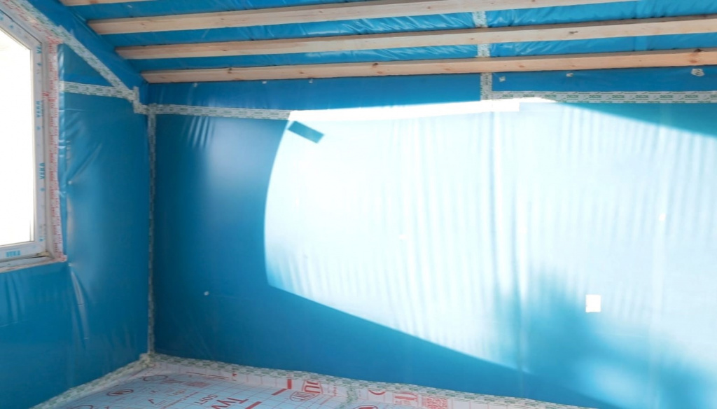 Дом надувается, при этом создается избыточное давление