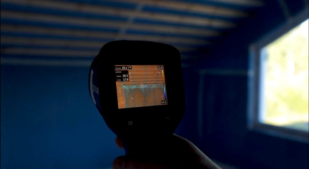 С помощью тепловизора и анемометра обследуются все перегородки и узлы строения на наличие источников утечки тепла  