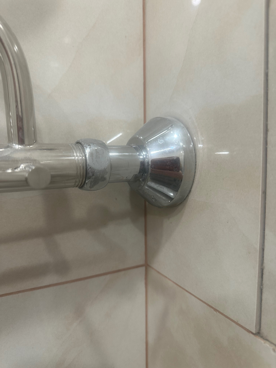 Видны капельки воды на трубе