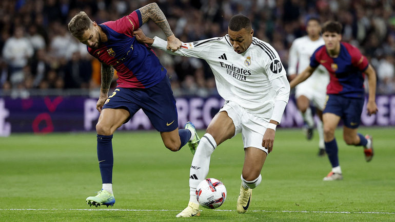    Защитник «Барселоны» Иньиго Мартинес и нападающий «Реала» Килиан Мбаппе. Reuters