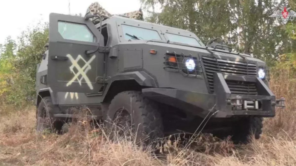    В Курской области десантники «затрофеили» бронеавтомобиль «Козак»