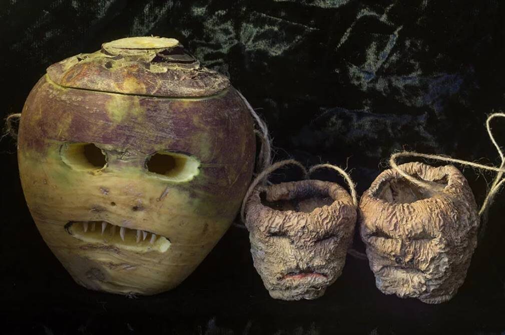 "Светильник Джека" сделанный из репы