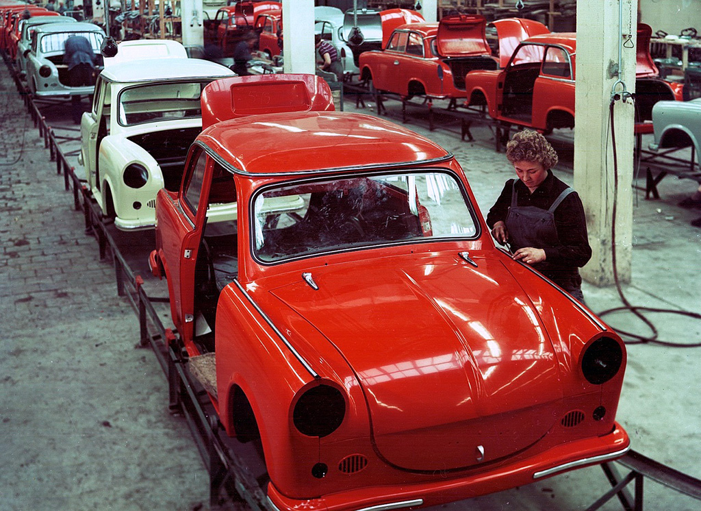 Сборка Trabant P 50 на предприятии AWZ, 1958 год. Особенности пластмассовых панелей вынуждали маскировать стыки особыми декоративными штапиками.