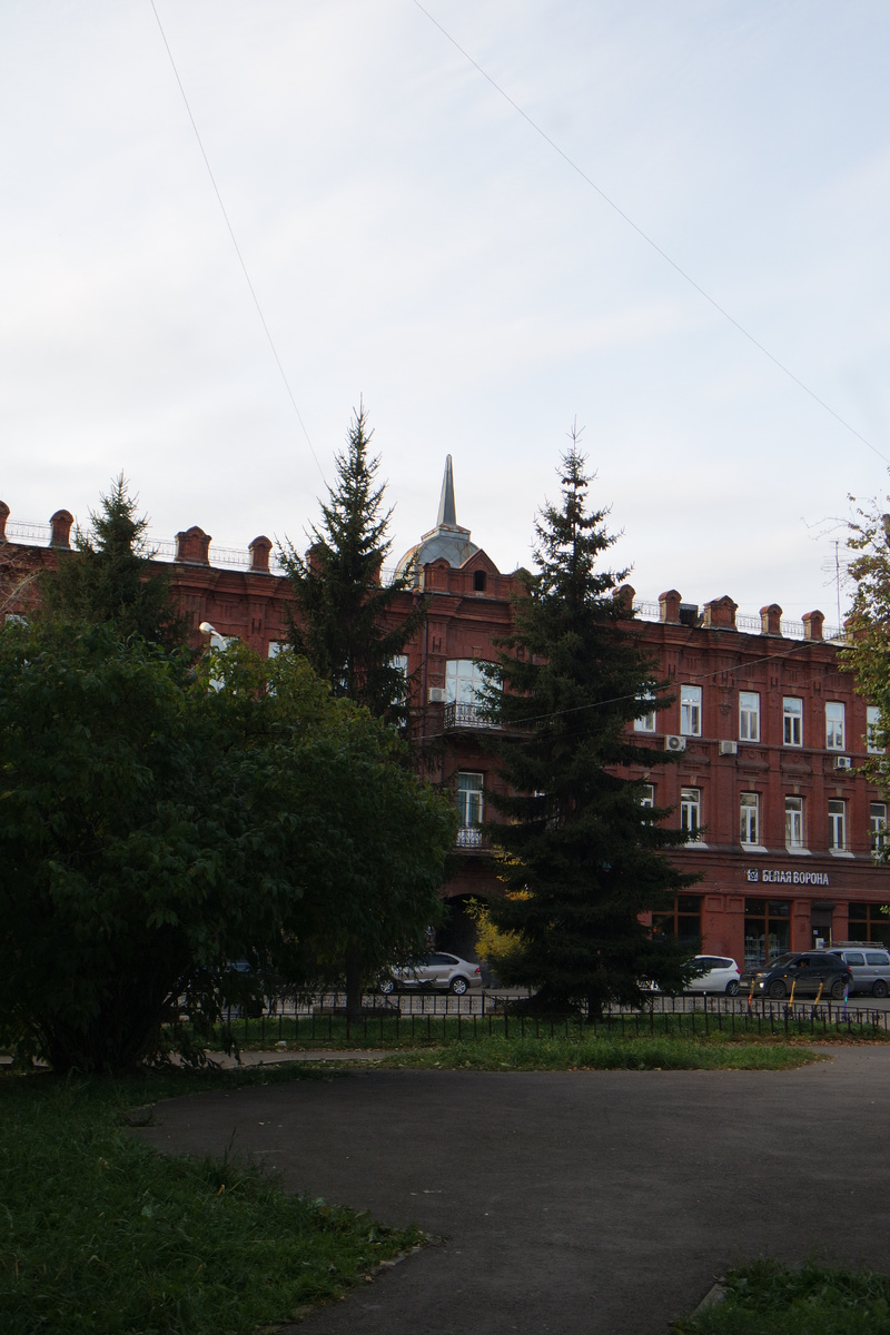 из двора "тридцатдки" - вид на Карла Маркса и прекрасный доходный дом номер 37