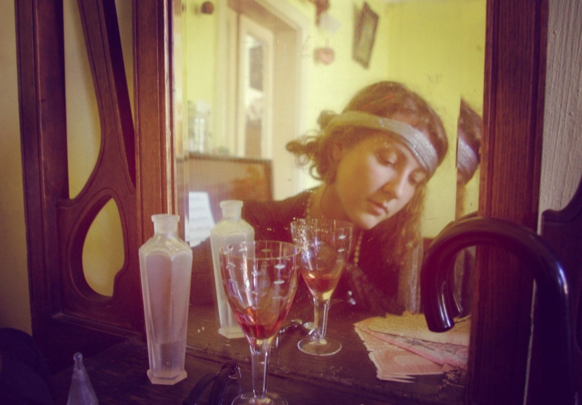 жалуюсь подруге на жизнь, разливая цимлянский-чОрный... шучу. Точно помню, что это была брусничная вода тогда...