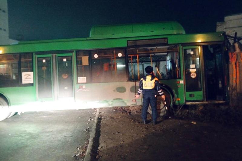    Фото: пресс-служба ГАИ Екатеринбурга. Автобус получил повреждения