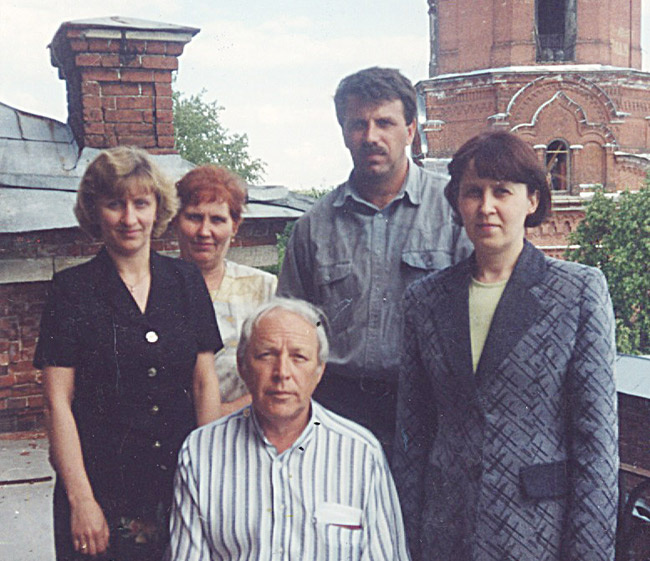 
Коллектив хозрасчётного проектно-производственного сектора при главном архитекторе В.И. Борине (слева направо): Светлана Алексеевна Черепанова, Тамара Валентиновна Алямкина, Сергей Аркадьевич Желнин и Ольга Владимировна Живолуп, сидит Виталий Иванович Борин