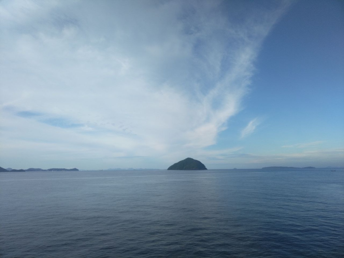 Ничего созданного человеком!… Только небо, вода, пара выступов в Андаманском море…