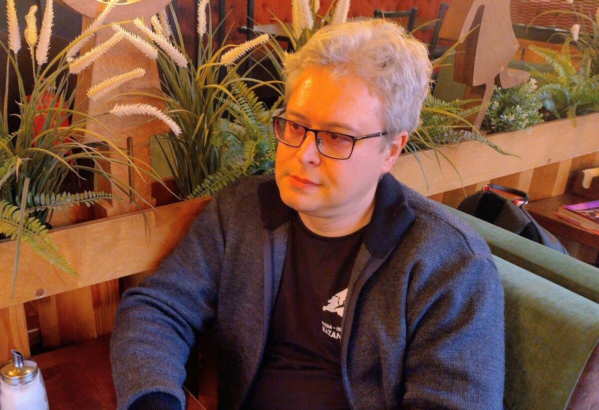 ​Максим Мальков: «Конечно, есть видео, сделанные в нейросетях, но они сделаны, во-первых, не на патриотическую тематику, во-вторых, не детьми, и в-третьих, не с бюджетом «ноль». Фото: © Рустем Шакиров / «Татар-информ»