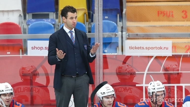    Главный тренер СКА Роман Ротенберг.Дарья Исаева