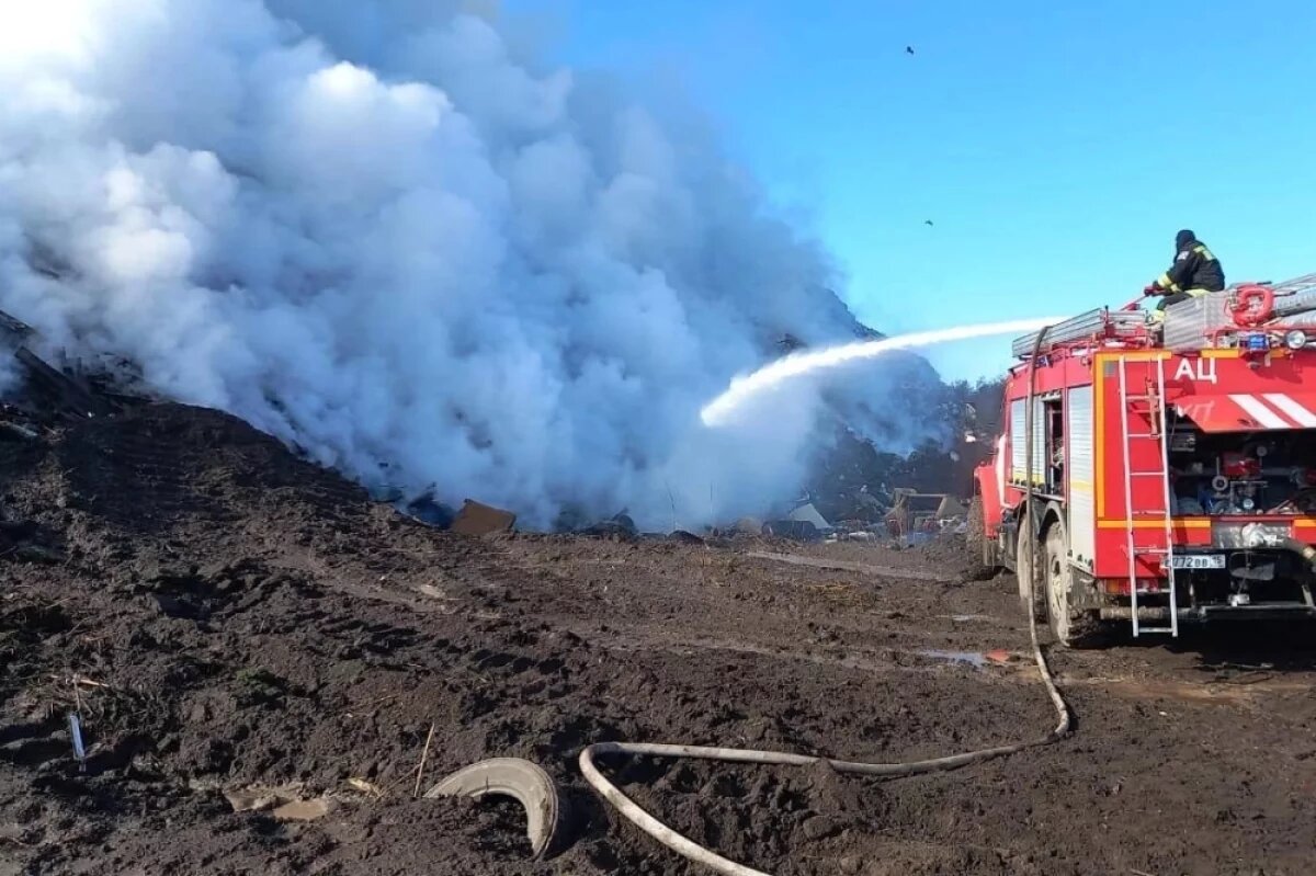    Пожар в 600 кв. метров тушат с ночи на мусорном полигоне в Северной Осетии