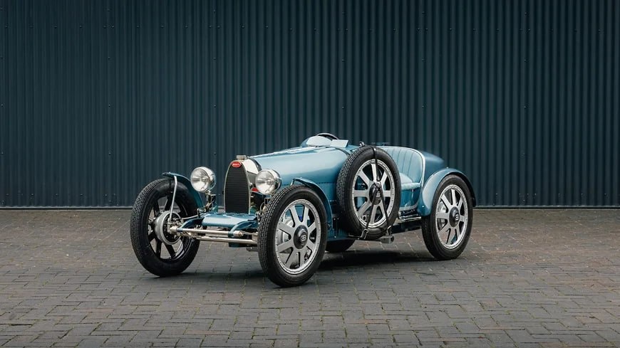 Вот так выглядит детский спорткар, в который может поместиться даже взрослый.