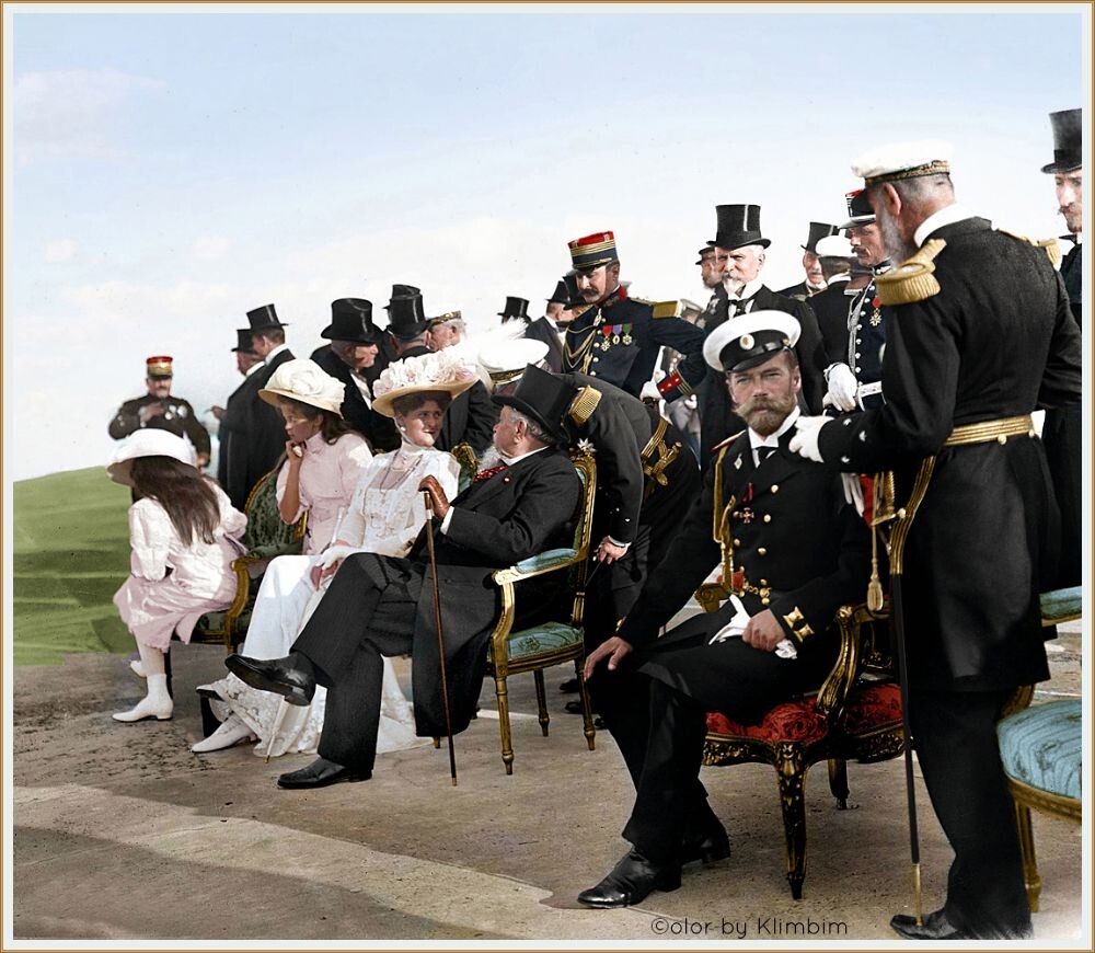  ФРАНЦИЯ – около 1909 года: Царь Николай II и президент Фальер присутствуют на маневрах подводных лодок в Шербуре. Слева: царица и две великие княжны. 1909 год / Фото отредактировано в цвете от Klimbim