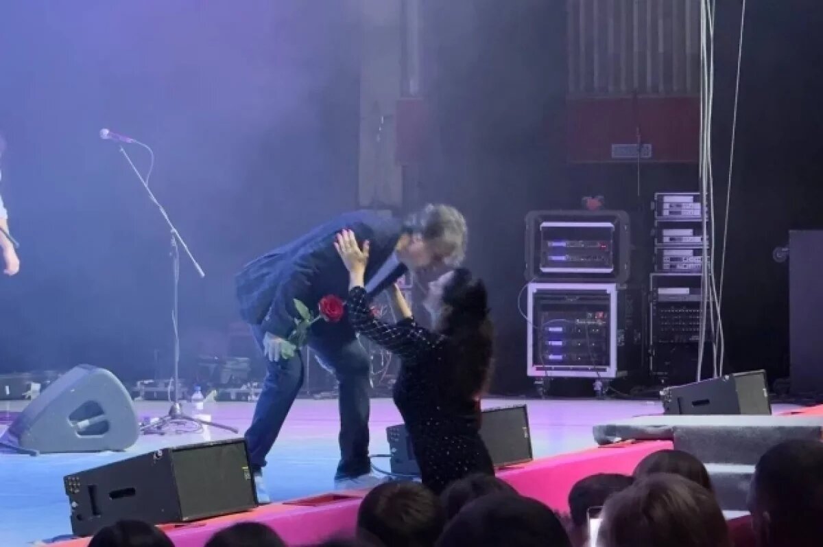    В Новосибирске фанаты расцеловали певца Глызина во время концерта