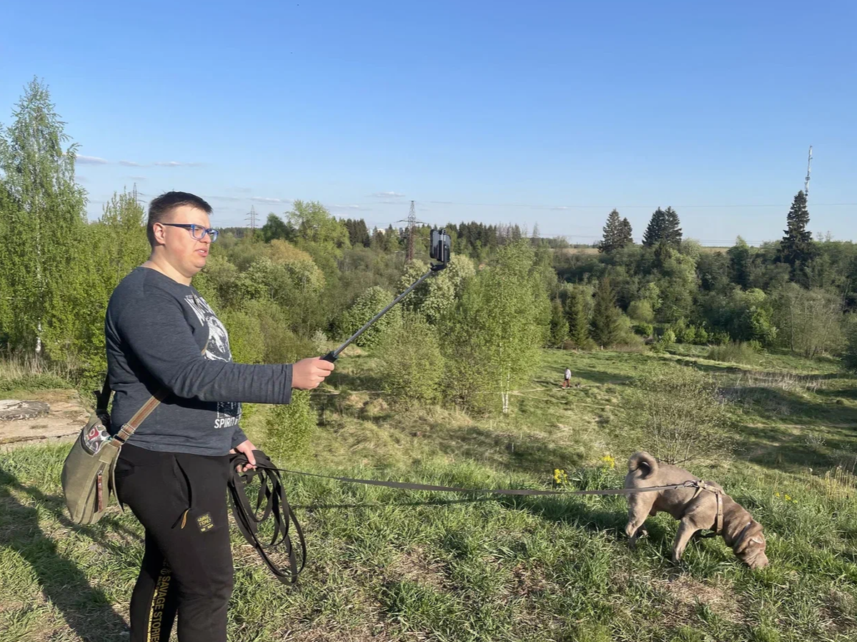 Здесь только начал привыкать смотреть именно в камеру, а не куда-либо еще. Но я специально искал места, где не будет лишних глаз, наблюдающих за мной. Когда кого-то видел, сразу убирал камеру!