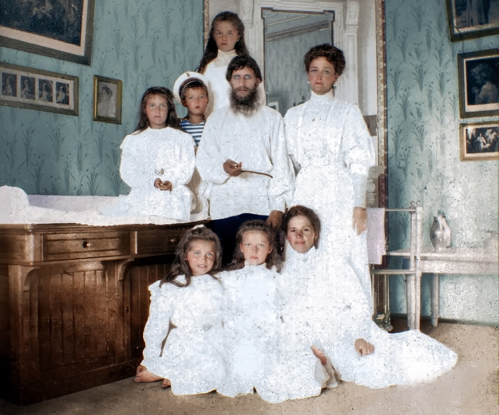 Григорий Распутин с императрицей Александрой Федоровной и императорскими детьми