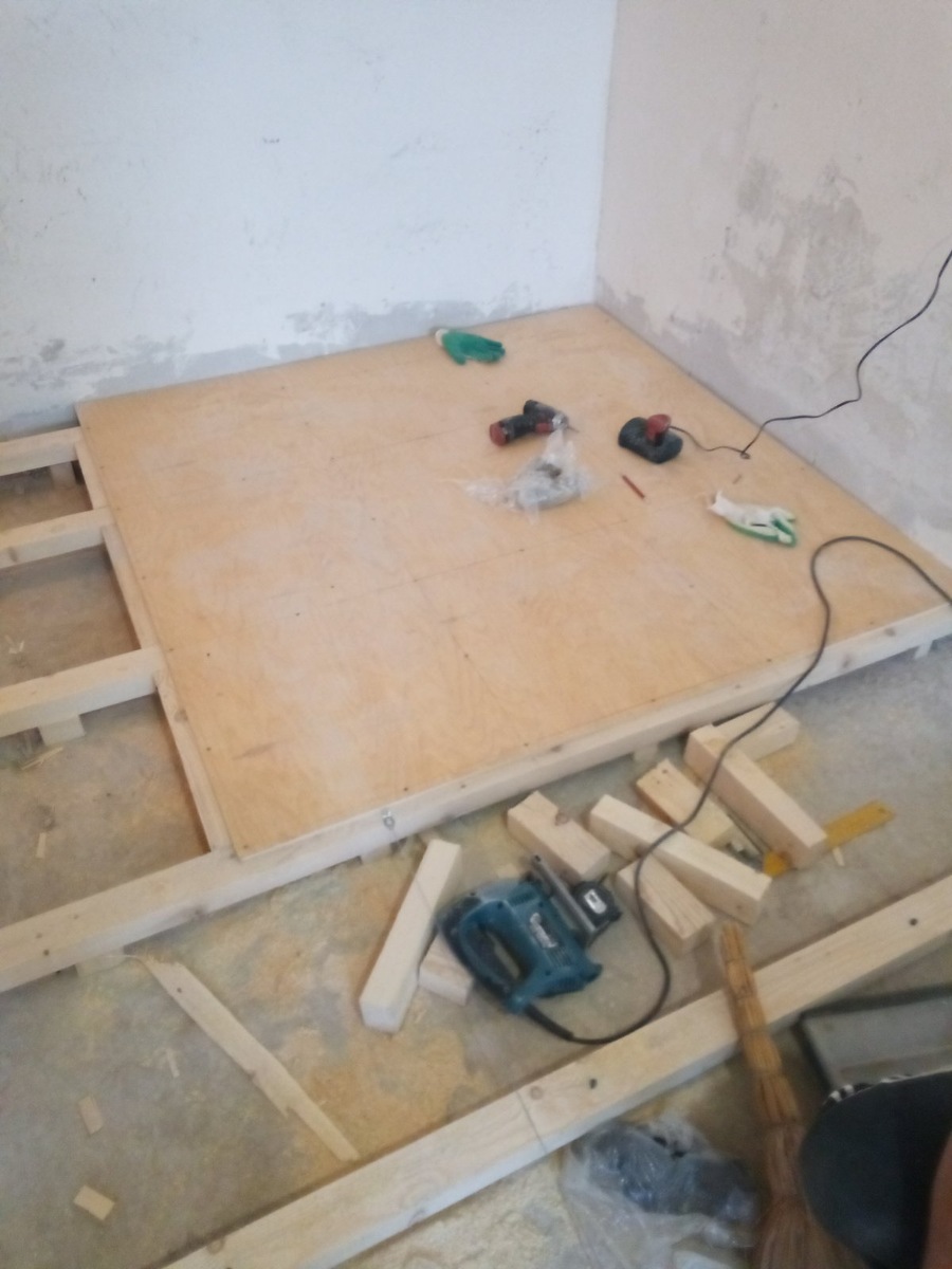 Кладем фанеру на лаги. Осб на черновой пол. Настил фанеры на пол. На черновой пол osb. Баня укладка фанеры в гостинной.