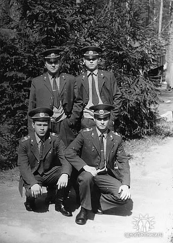 Тоже бойцы СМЧМ расслабляются, но наверное в законном увольнении. (фото из открытых источников)