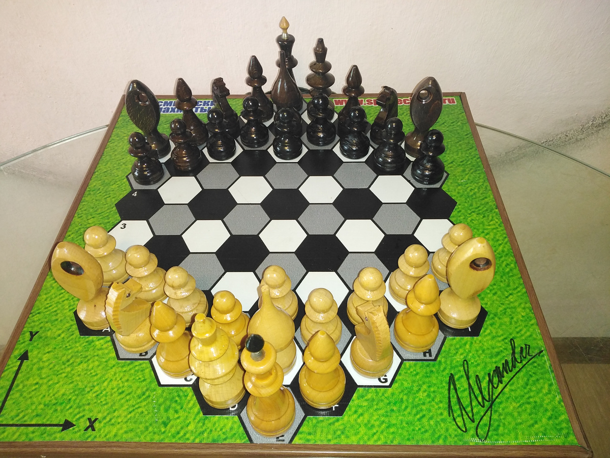 Партия "Ариэль" № 829, построенная на гексагональной 70-клеточной доске Исаака Шафрана с ортогональным позиционированием клеток (полей) между игроками. По классификации Проекта такая доска называется - 70ГОП (гекса-ортопоза).