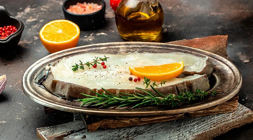   Чтобы зубатка не дала лишний сок в процессе приготовления, солить ее нужно уже после тепловой обработки (Shutterstock/FOTODOM)