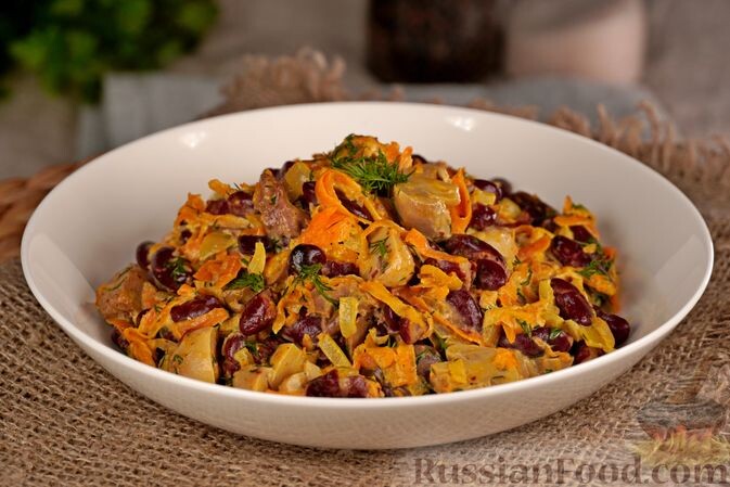 печень куриная, шампиньоны маринованные, фасоль консервированная, лук репчатый, морковь, майонез, масло растительное, зелень укропа, лавровый лист, перец чёрный горошком, соль, перец чёрный молотый