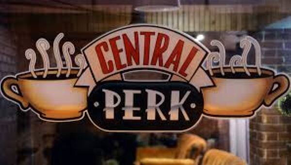 Меняется цвет чашек, линии пара над кружками.