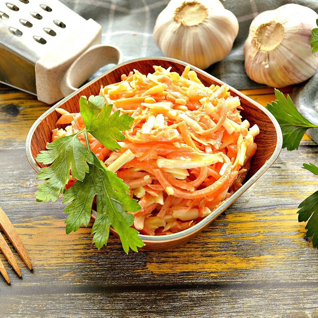 Салат с плавленым сырком, яйцом, чесноком и морковью по-корейски.