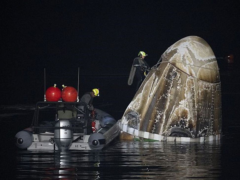 Спасатели готовят корабль ку подъему на борт эвакуационного корабля. Фото: SpaceX