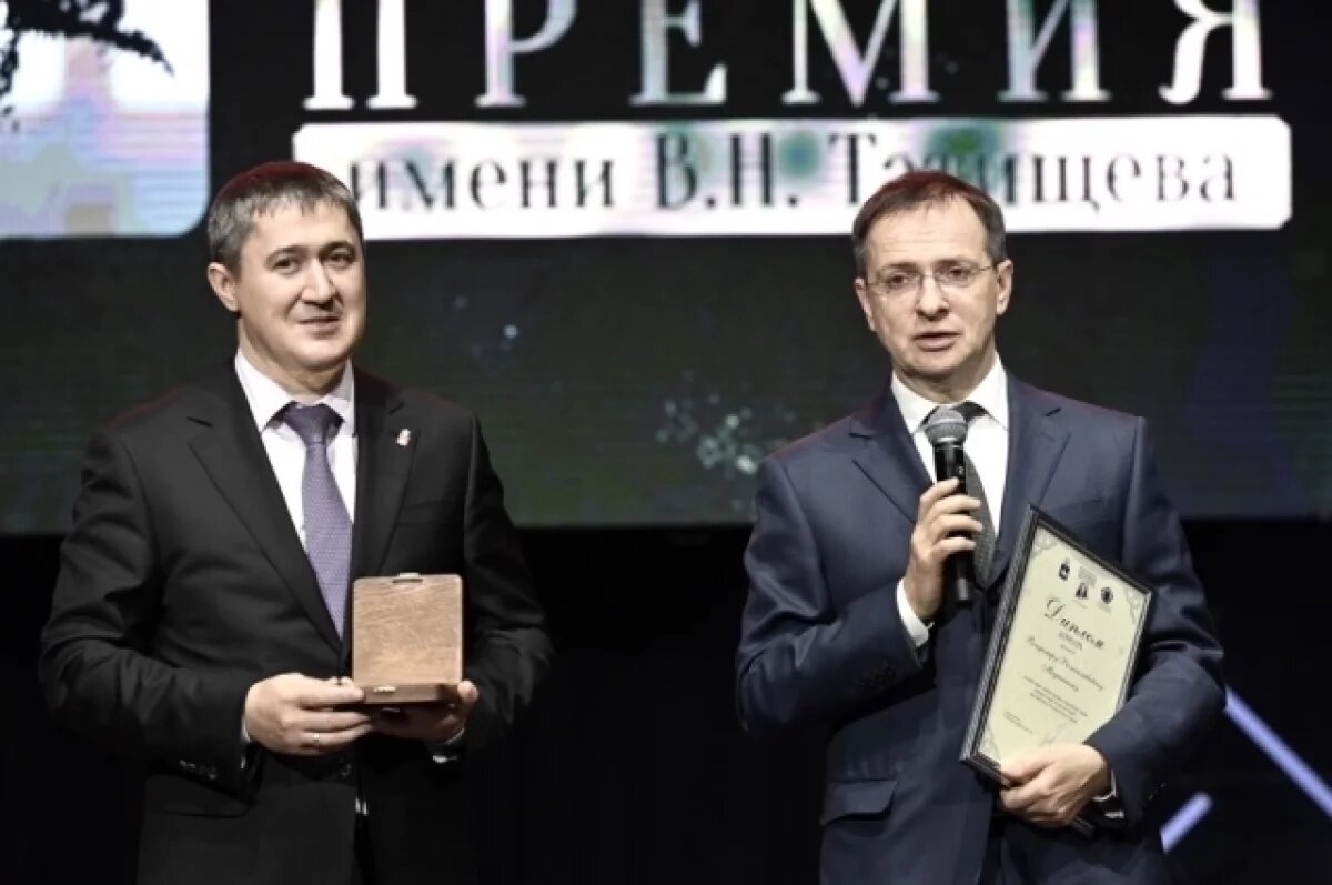    Глава Прикамья Дмитрий Махонин и лауреат премии имени Татищева Владимир Мединский
