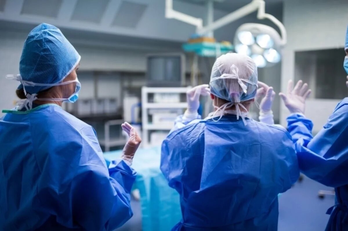    Хирургам предстоит спасти хотя бы один глаз пострадавшего.