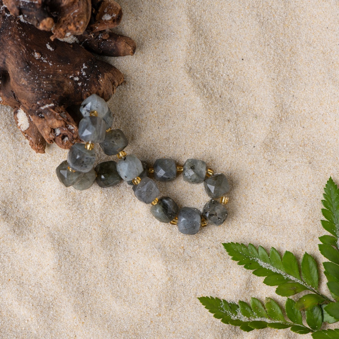 Браслет из огранённого лабрадора