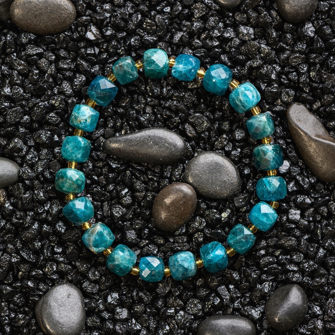 Браслет из огранённого апатита