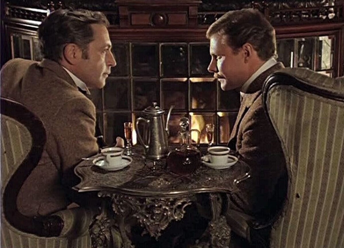 Василий Ливанов и Виталий Соломин в блистательном фильме "Приключения Шерлока Холмса и доктора Ватсона". Загадка решена, но загадка осталась. Из открытых источников сети интернет.