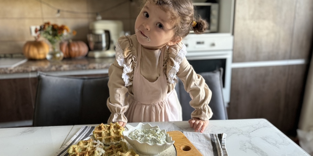 Сливочно-огуречный соус с чесноком для кабачковых вафель.