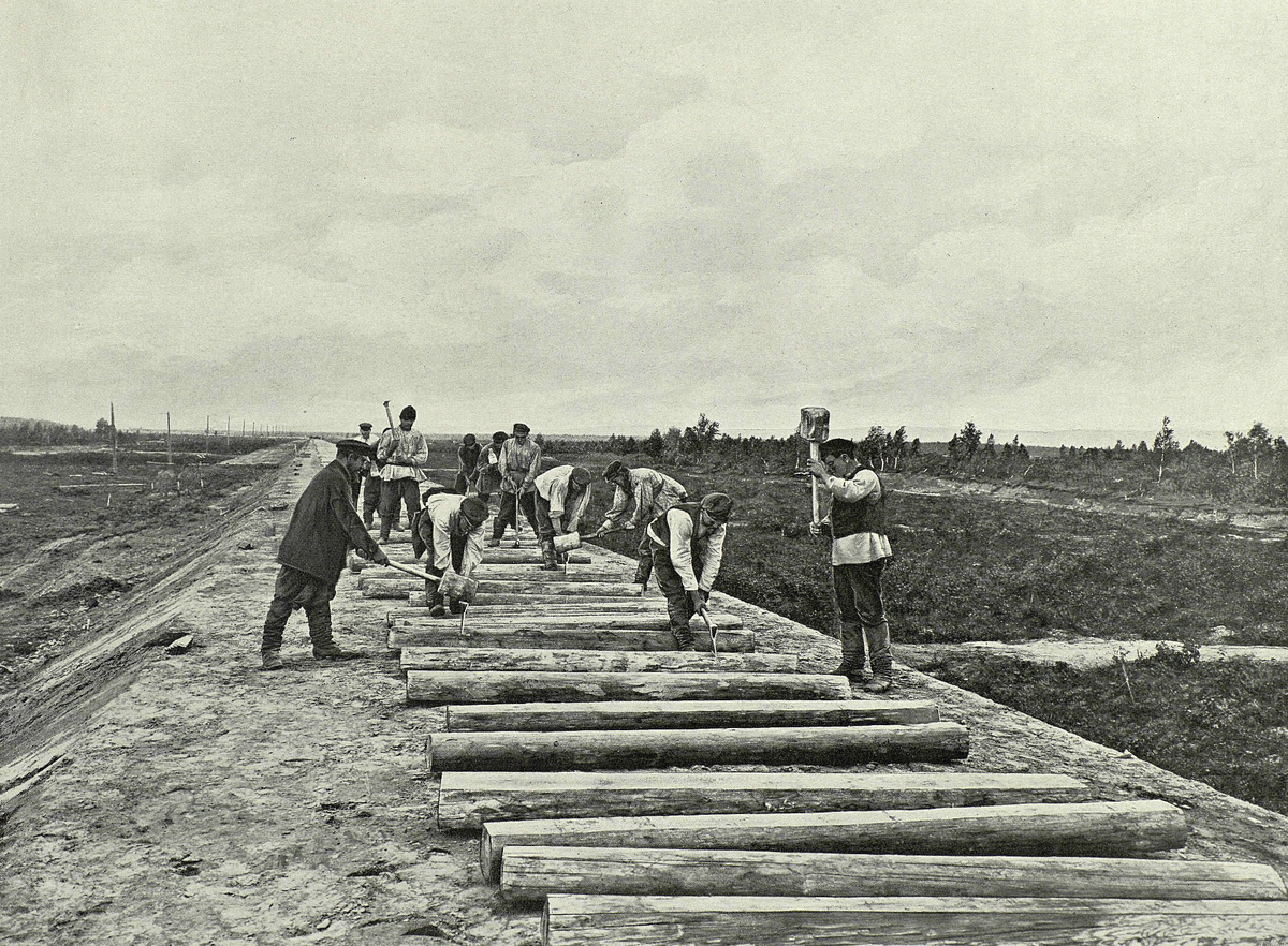 Укладка пути на Средне-Сибирской железной дороге. Фото: из книги «Великий путь. Виды Сибири и Великой Сибирской железной дороги»