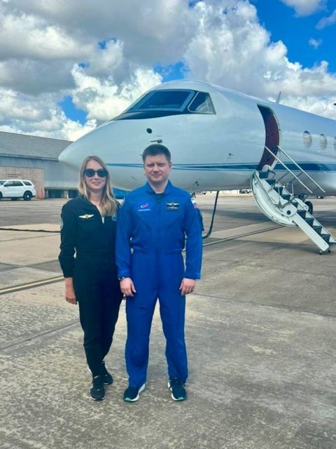 Александр Гребёнкин в Хьюстоне вместе с врачом Роскосмоса Русаной Серебряковой через несколько часов после посадки.  (Роскосмос).