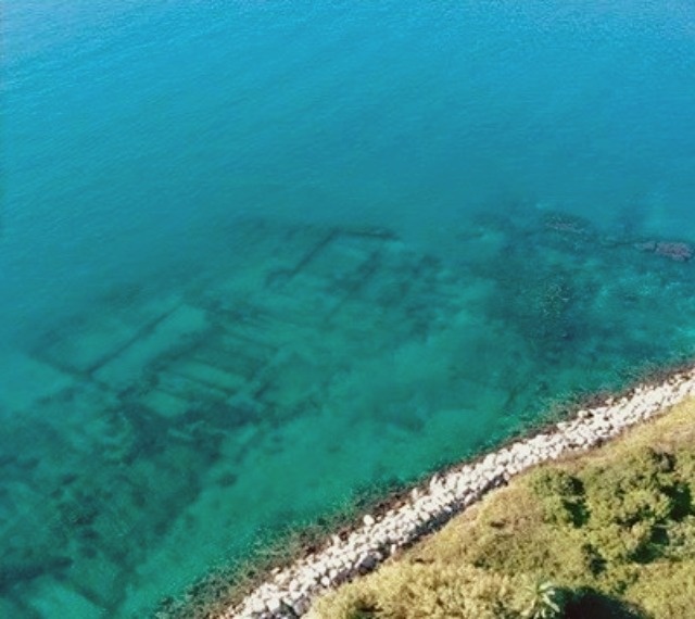 Остатки 2000-летнего храма хорошо видны. Они тянутся вдоль побережья.