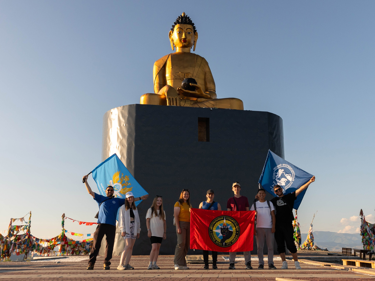Участники Команды Арктики у статуи Будды на священной горе Догээ